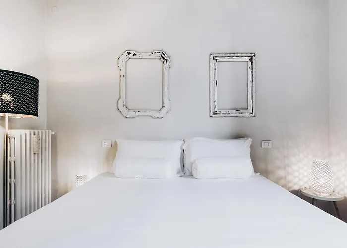 Piazza Aldrovandi - Quiet Balcony Apartment In The Historic Center شقة